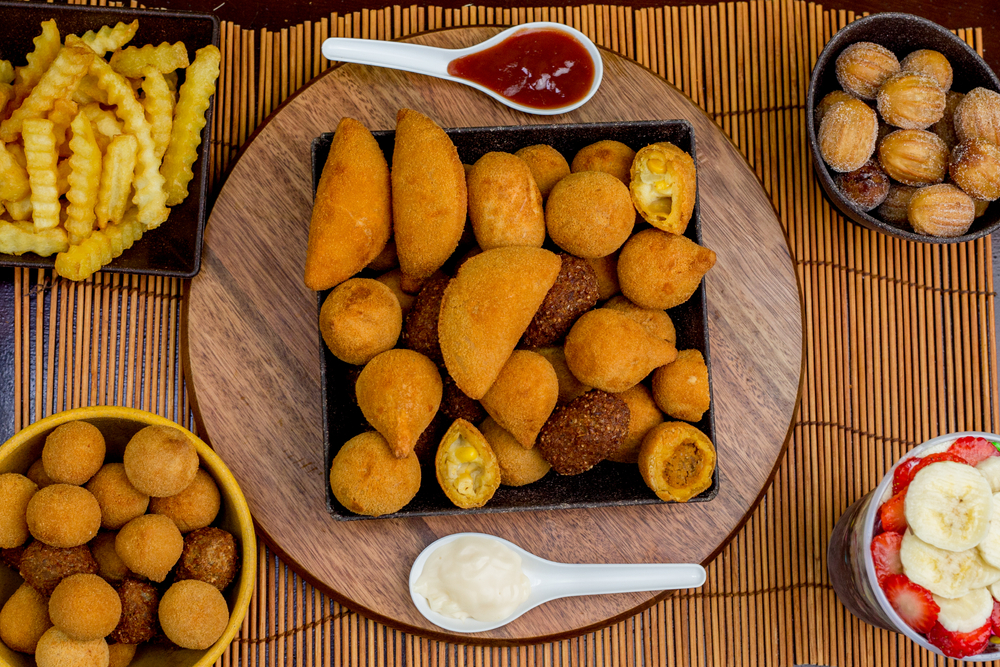 DOCES E SALGADOS PARA FESTAS