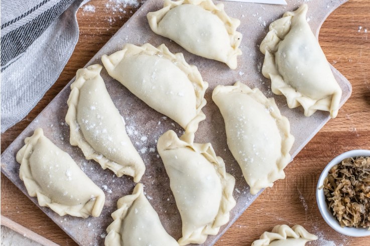 RAVIOLI COM RECHEIO DE CARNE E MANTEIGA DE ALECRIM E SÁLVIA